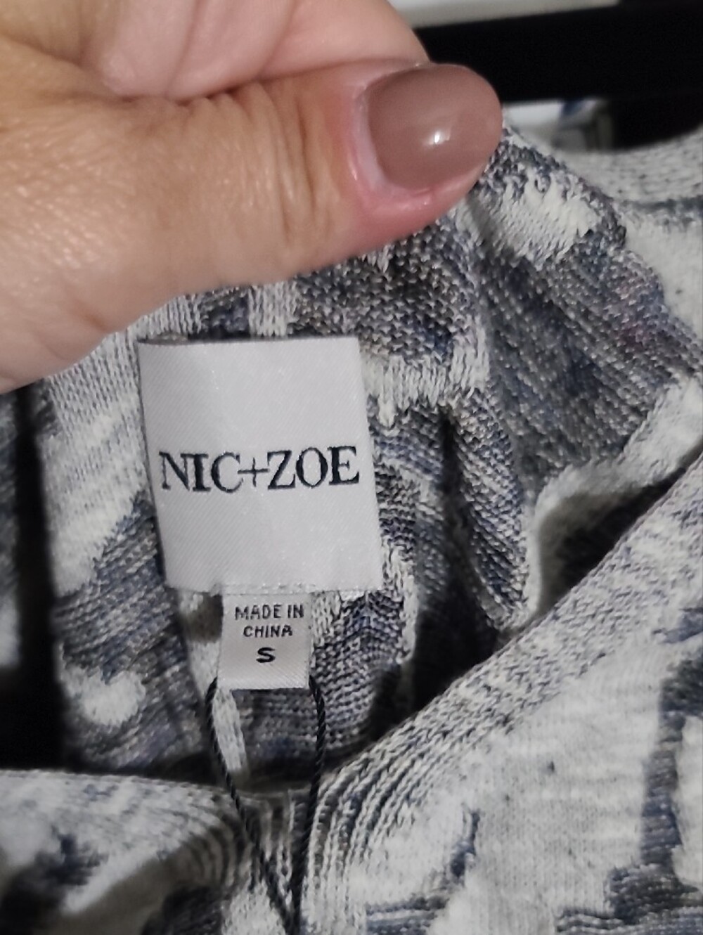 NIC +ZOE Gray Floral V-Neck Women's Tank Top - Picture 2 of 6